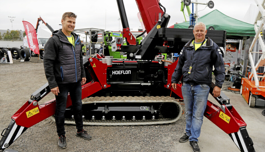 GANTIC: Hoeflon minikranen C30e fikk sin Norgespremiere. Her er David Magnusson Lindberg (t.v.) og Tor Helge Søgrov som betjente Gantic-standen.