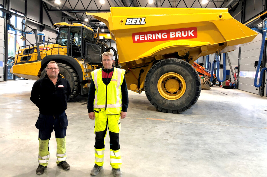 Her har Tor Arne Nøst (t.v.) som er vedlikeholdsleder i Bjønndalen Bruk og maskinfører samme sted, Jon Henning Ruud, tatt oppstilling foran sin nye Bell B60E.