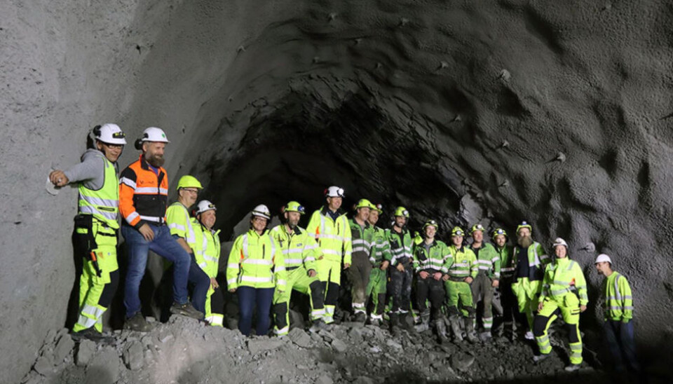 Etter 800 salver, 16.000 bolter i fjellet og 8000 kubikk med sprøytebetong var det tid for gjennomslag i Flotunnelen på fylkesvei 5722 i Stryn i Vestland.