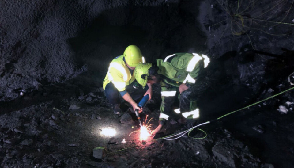 Som representant for innbyggerne på Flo, som lenge har kjempet for sikring av veien sin, fikk Kolbein Fridtun æren av å tenne lunta på siste salve i Flotunnelen.