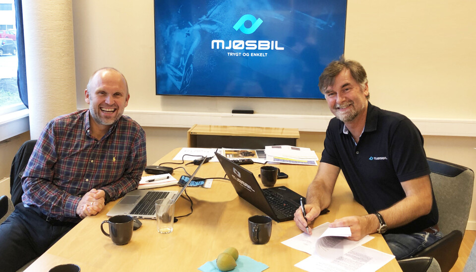 Fra venstre, Morten Dyrberg kommersiell direktør i NDS Group og Jens Petter Markestad, daglig leder i Mjøsbil