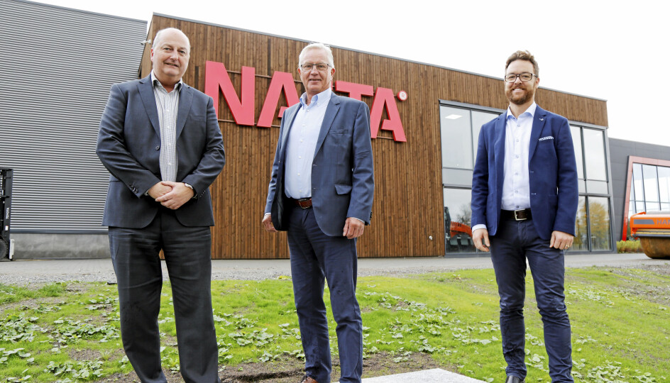 FORNØYD TRIO: Adm. direktør Tom Johansen (f.v.), styreleder Lars Næss og Henrik Anholt (leder for forretningsutvikling) foran den nye avdelingen til Nasta på Kjeller nord for Oslo.