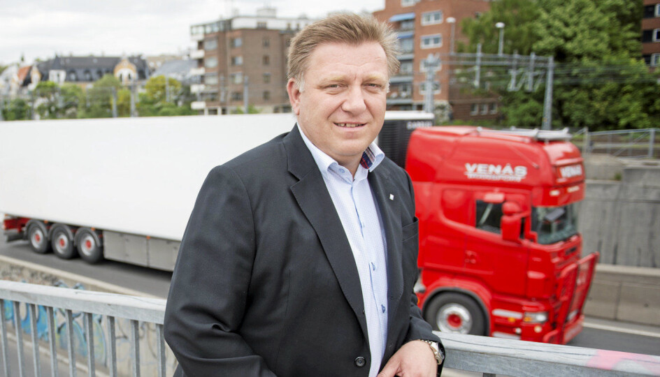 Adm. direktør i NLF, Geir A. Mo er kritisk til tempoet i utbedring av 120 mil med riksvei som mangler gulstripe.