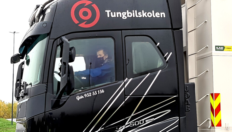 Samferdselsminister Knut Arild Hareide og opplærer Tore Velten, forbundsleder i NLF, hadde på seg masker av smittevernhensyn under kjøreturen med lastebilen.