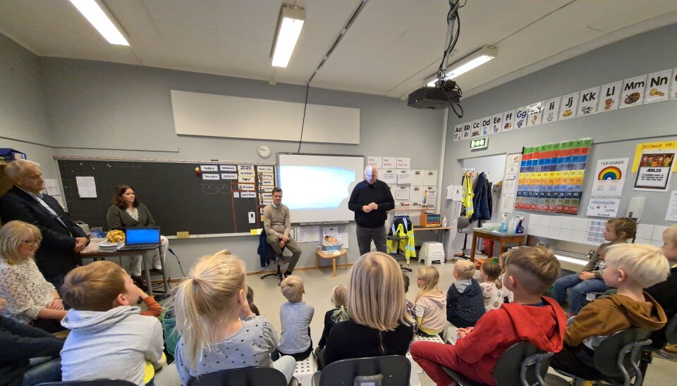 Samferdselsminister Knut Arild Hareide og forbundsleder i NLF, Tore Velten, snakket med barn i første klasse på Gjerdrum barneskole om trafikksikkerhet.
