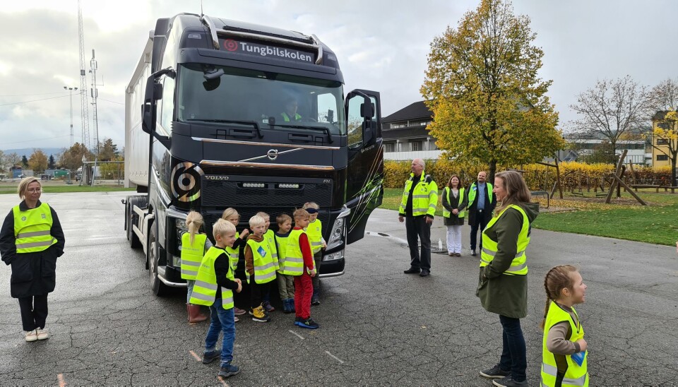 Etterpå ble blindsoner på lastebilen vist i praksis. Alle førsteklassingene fikk sitte i førersetet og se blindsonene. På bildet er det samferdselsministeren som er i førersetet