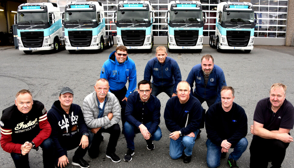 Fra overleveringen av de 5 første av 9 nye Volvo FH 460 trekkvogner til Glacio Transport i Sarpsborg i år. Foran fra venstre: Sjåførene Johnny Andersen, Dragan Kuburvic, Roar Andersen, daglig leder i Clacio Transport Stig Myrholm og sjåførene Vidar Heen, Paal Kartnes og Gard Hyllestad. Bak fra venstre Vidar Enderød og Magne Flakk fra Volmax Kompetanse som har gjennomført kurs med sjåførene og selger Runar Nilsen i Volmax.