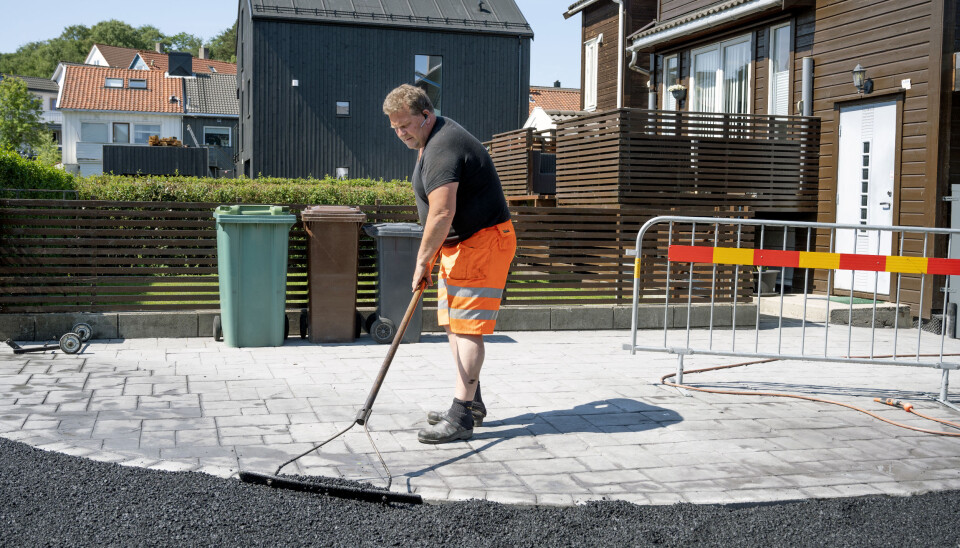 HÅNDARBEID: 145 tonn asfalt har Helge Lerang dratt ut for hånd på én dag. Nå blir det heldigvis mindre som legges for hånd.