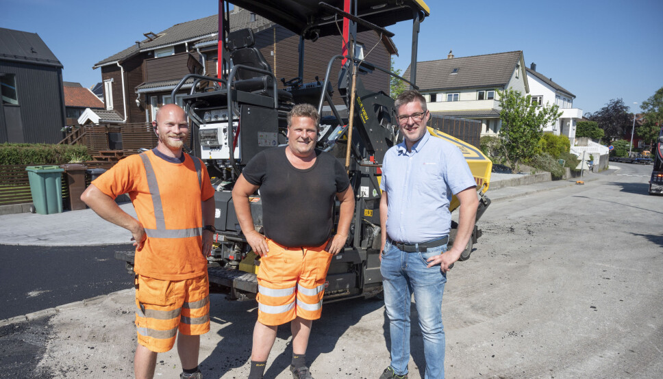 FORNØYDE: Tore (t.v.) og Helge Lerang i Lerang Asfalt fikk i vår levert sin tredje Bomag BF300 asfaltutlegger fra Trond Sandanger i Hesselberg Maskin. Dette er maskinen de bruker desidert mest.