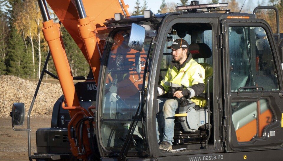 FØRST: Stian Bjerknes var førstemann til å prøvekjøre nye Hitachi ZX300 Serie-7 under Nastas demodager på Jessheim.