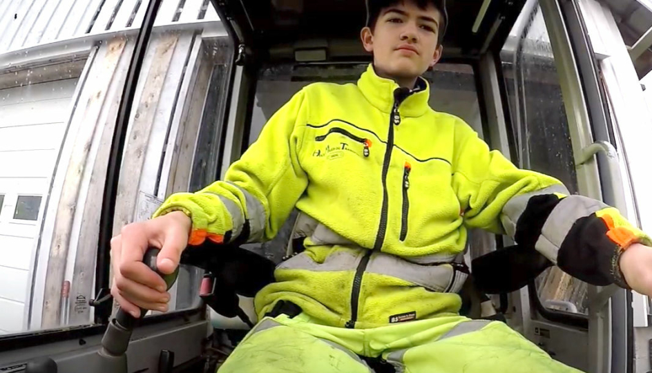 Erik Holte er 14 år har funnet seg godt til rette i førersetet på sin nykjøpte minigraver.