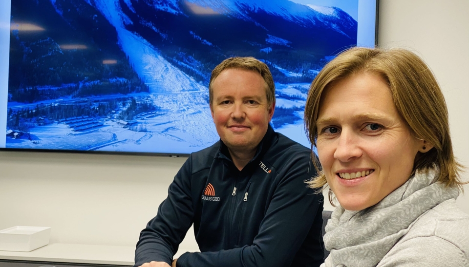 CTO Lars Krangnes og prosjektleder Ragnhild Lie i Cautus Geo skal få på plass et nytt skredvarslingssystem i på riksvei 15 i Lom etter at det forrige ble tatt av ras 25. februar 2020. Bildet bak viser raset i Lom som feide utstyret på sjøen, etter at det hadde stengt veien.