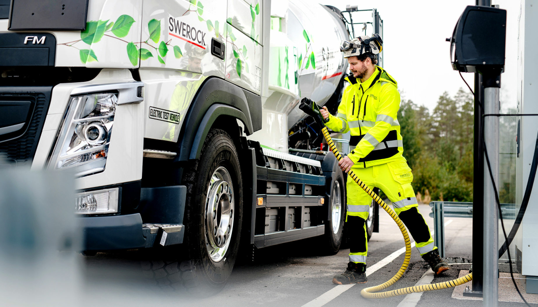 I samarbeidet mellom Volvo Trucks og Swerock blir det brukt to helelektriske lastebiler: En Volvo FM og en Volvo FMX. Her er FM-en, en betongbil, på ladestasjonen.