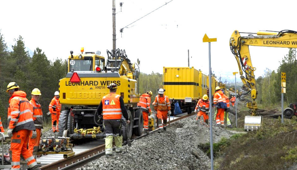 Innenfor trangere rammer vil vedlikehold og fornyelse bli prioritert. Bildet viser sporfornyelse på Dovrebanen.