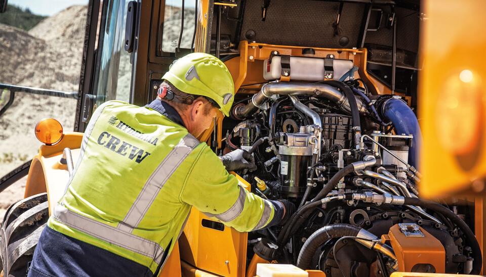 Hydremas teknikere og ingeniører har gjort endringer under panseret. Stage V-motoren er uten EGR-ventil. All rensing av eksosrør skjer nå eksternt. Den helsveisede radiatoren sikrer ti prosent større kjølekapasitet. Samtidig er serviceadgangen optimert slik at all daglig service kan utføres fra bakken.