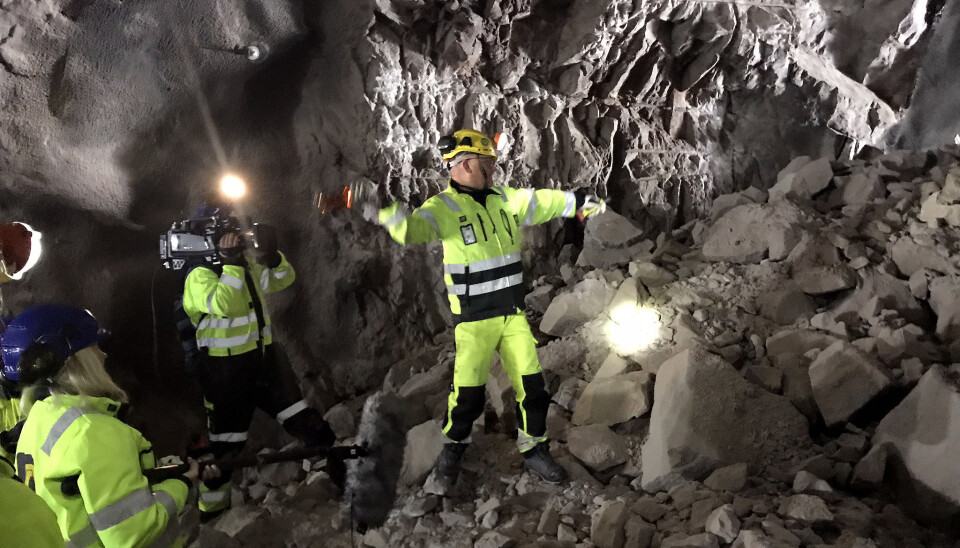 Bergsprengningsleder i AF Gruppen, John Ivar Fagermo sørget for å holde gammel tunneldrift-tradisjon i hevd, da han kastet en flaske i røysa, som symbol på vel utført jobb.