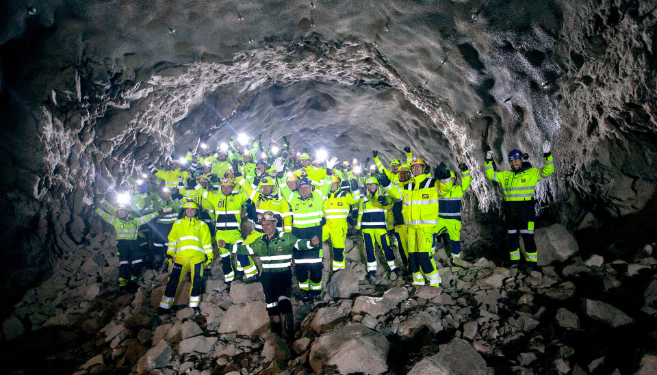 Jubel på gjennomslagsrøysa, etter at det mandag 19. oktober 2020 om kvelden ble sprengt siste salve i 4040 meter lange Søgnetunnelen.