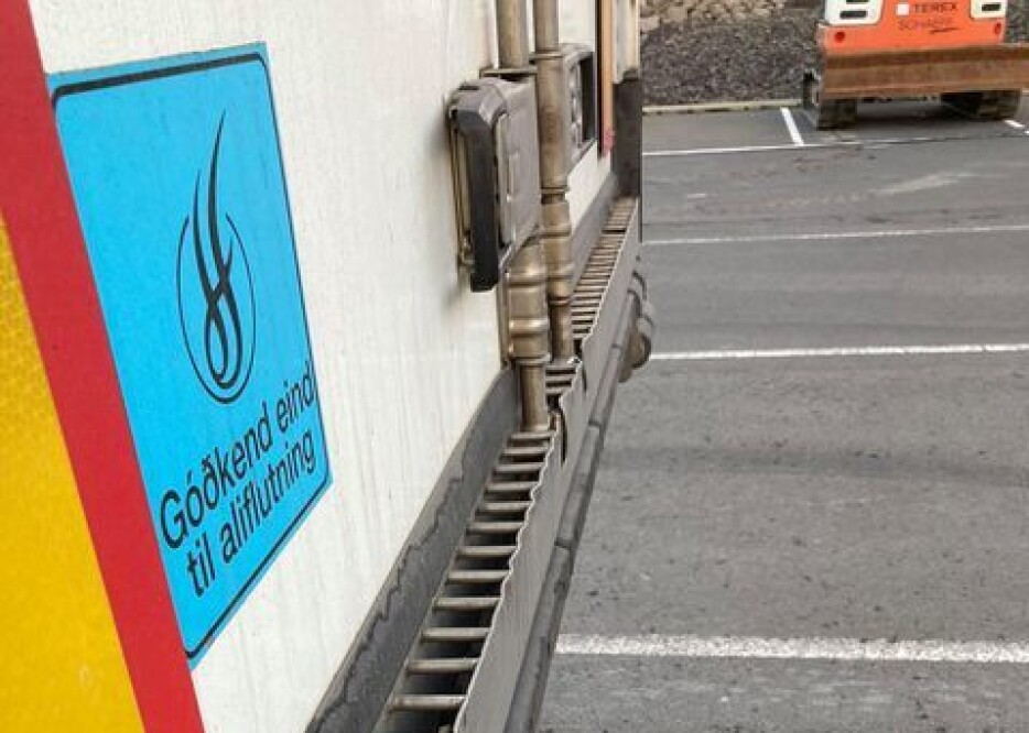 Vann som renner ut samles opp. Godkjenningsmerket viser at alt er på stell til å frakte laks.