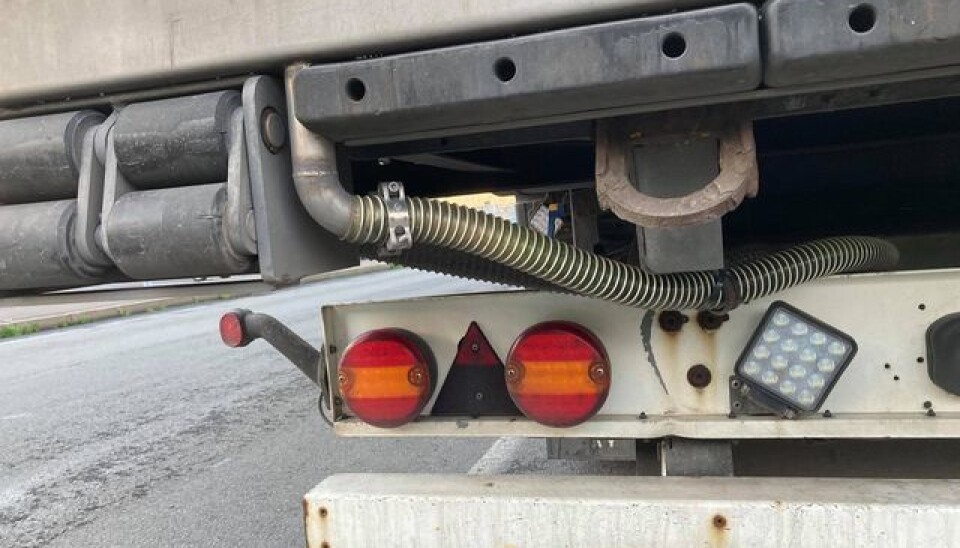 Røret går fra oppsamlingen og til tanken under planet. Røret går fra oppsamlingen og til tanken under planet.
