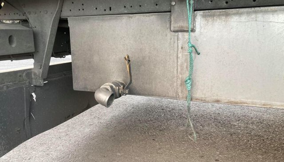 Tanken med fiskevannet tømmes på godkjent sted. Tanken med fiskevannet tømmes på godkjent sted.