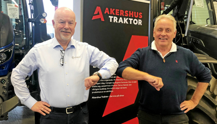Glenn Mellegaard i Hymax AS (t.v.) og Ole Hveem i Akershus Traktor AS etter at avtalen er inngått.