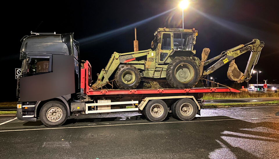 Det var flere ting som ikke var i orden på denne transporten. Det mest synlige, er overhenget bak på 160 cm. Maksimalt tillatt overheng fra underkjøringshinder bak er 40 cm.