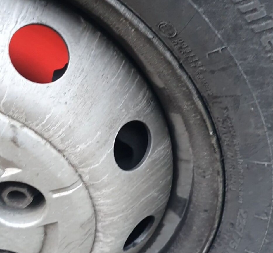 Sjåføren hadde tatt dette bildet av en rødglødende bremseskive, da han stoppet for å kjøle ned bremsene og få tilbake bremsekraften.