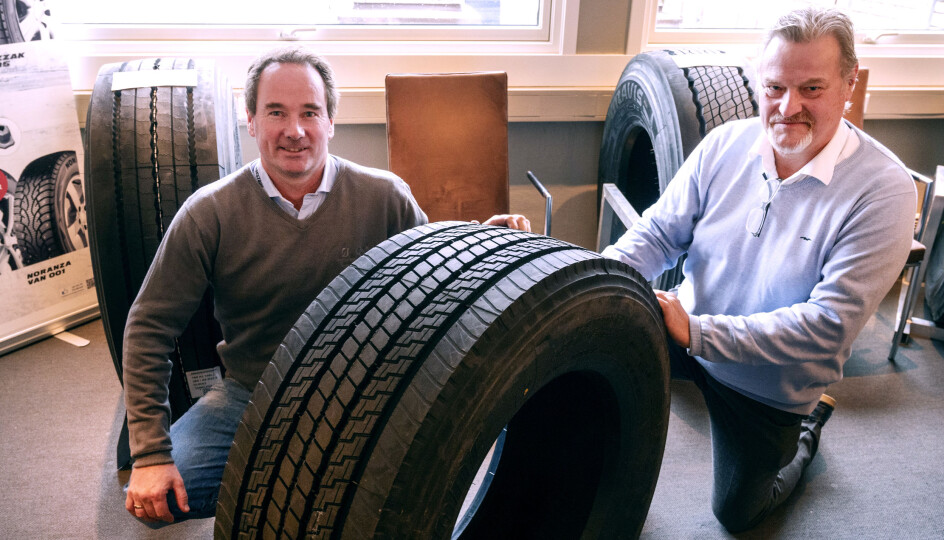 Christian Knudsen (t.v.) og Bjørn Larsen i Gjerde & Byhring har ventet lenge på det nye styrehjulet RWS1 fra Bridgestone.