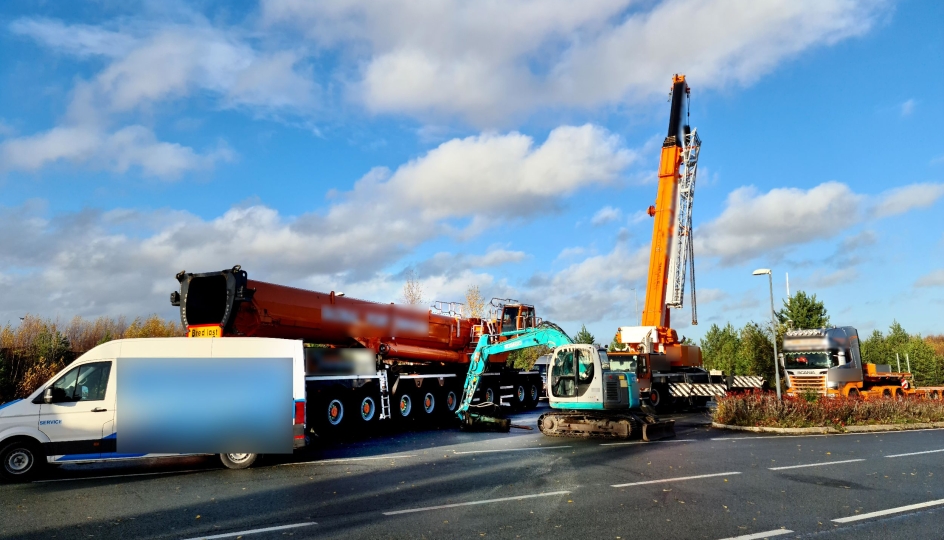En lokal entreprenør var på plass for å løsne en stor bolt på den store Liebherr-mobilkrana, slik at bommen kunne tas av. Den var ikke løs onsdag, og utsiktene til at det skulle gå var dårlige. Den mindre mobilkrana og trekkvogna med svanehenger er på vei til Skottland sammen med Liebherr LTM 1750-en som er for tung for å kjøre videre.