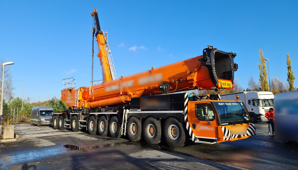 De skotske arbeiderne fortalte AT.no at i Skottland er det tillatt med 100 tonn på hovedveiene for denne mobilkrana, en Liebherr LTM 1750. Det betyr at den kan kjøres med alle leddene i teleskopbommen på plass der til lands. I Norge derimot er det 72 tonn som er maks. Da blir det for tungt selv med de indre leddene tatt ut.