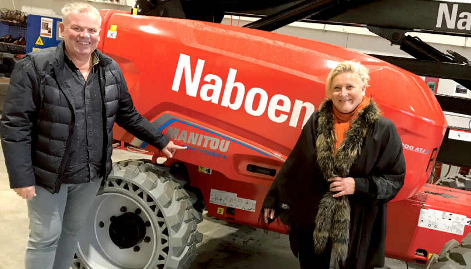 Forretningsutvikler Jone Ølberg og konsernleder i Naboen AS, Nina Aasland, ved en av sine nye Oxygen-merkede Manitou 200 ATJe.