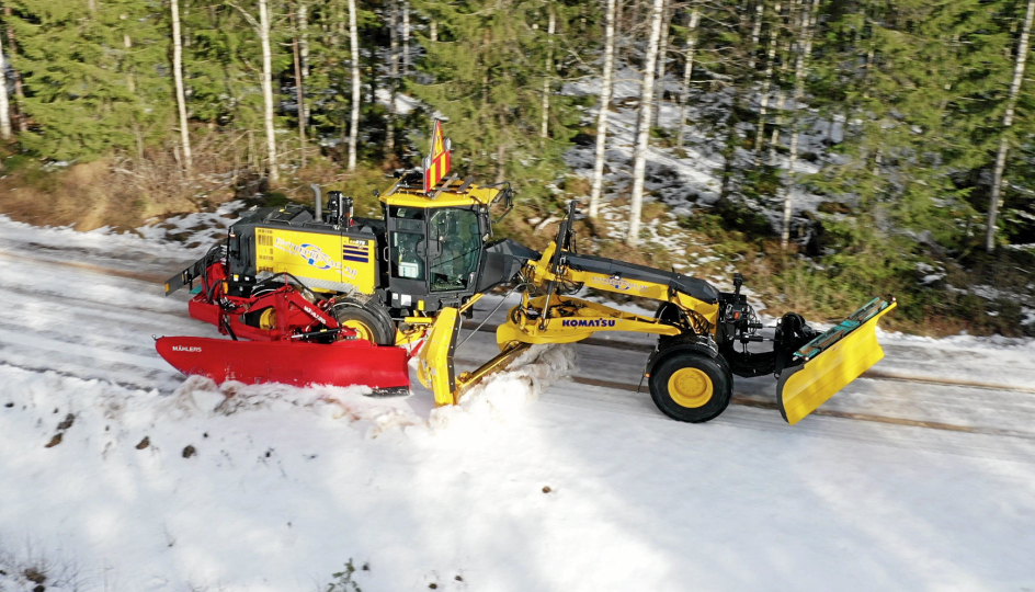 Mählers har utstyrt Komatsu-veihøvelen slik at den skal kunne ta mange typer oppdrag sommer og vinter.