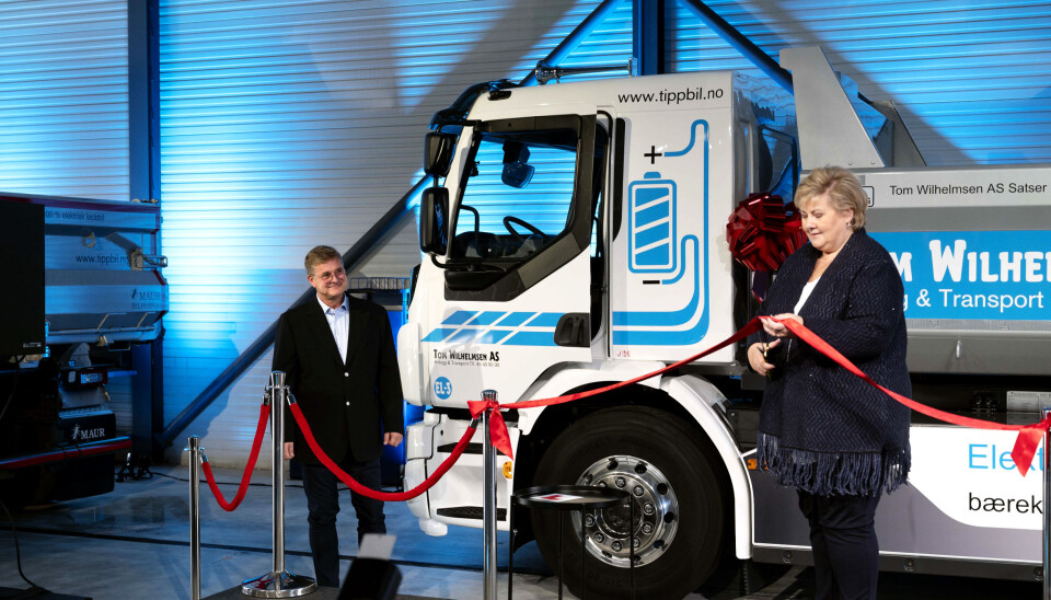 DÅP: Det er ikke dagligdags verken at lastebiler døpes eller at det er statsministeren som gjør det. Erna Solberg og Tom Wilhelmsen hadde begge brede smil under arrangementet.