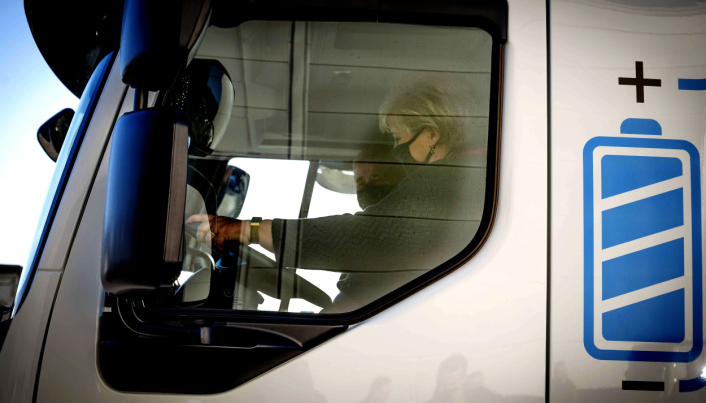 PRØVEKJØRTE: Erna Solberg hadde sågar tatt med seg det gamle førerkortet sitt siden hun skulle prøvekjøre lastebil.