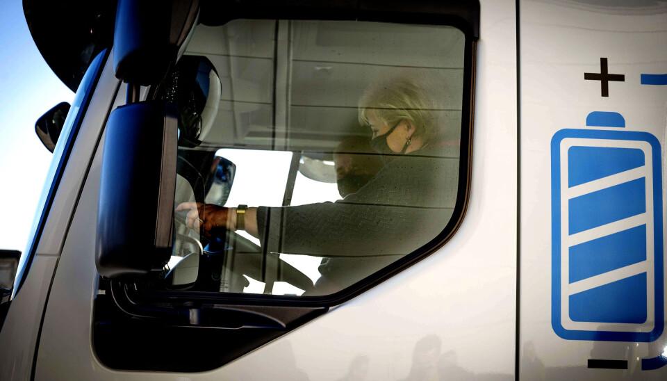 PRØVEKJØRTE: Erna Solberg hadde sågar tatt med seg det gamle førerkortet sitt siden hun skulle prøvekjøre lastebil.