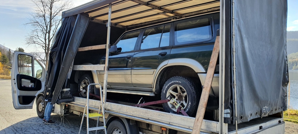 Varebil med bil på planet - og varebil med modifisert hjuloppheng