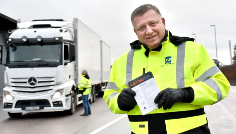 1. november trer nye dekkregler i kraft for tungbiler. NLFs Geir A. Mo er her ute på kontrollstasjonen for å orientere yrkessjåførene. (Arkivfoto: Stein Inge Stølen, NLF)