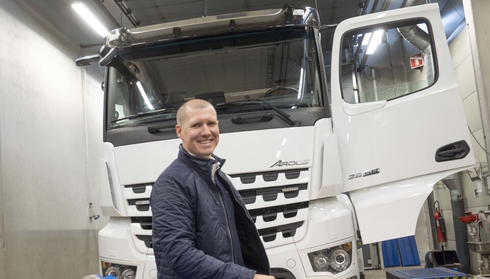 FILMSTJERNE: Marius Furuberg i Bertel O. Steen forteller i en ny film om alle nyhetene på Mercedes-Benz Actros og Arocs.
