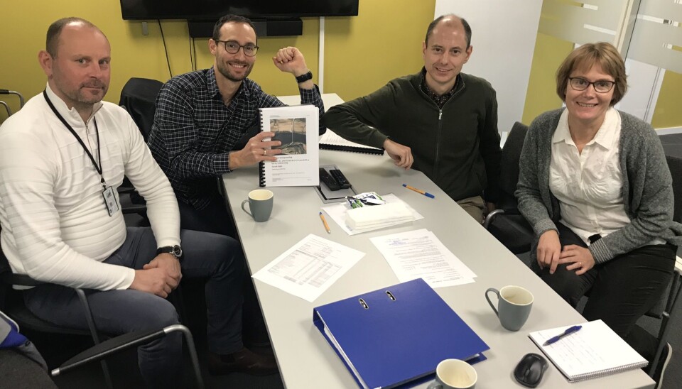 Signering av kontrakt. Fra v: Gylve Fiskum, prosjektleder Implenia; Mario Perissutti, teknisk direktør Implenia; Andreu Regue Barrufet, prosjektleder Viken fylkeskommune, og Anne Haarstad, byggherrestøtte Viken fylkeskommune