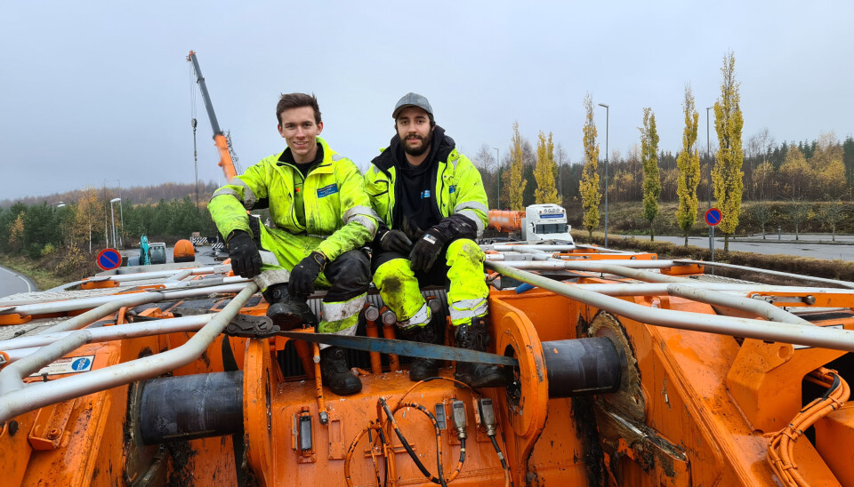 Johan Gundersen (t.v.) og Mattis Sannerud, begge ansatt i Sigurd Furulund Maskin AS, sørget for at bommen på Liebherr LTM 1750-mobilkrana ble frigjort. På bildet sitter de mellom de to bakre boltene på bommen, der den en gang var festet.