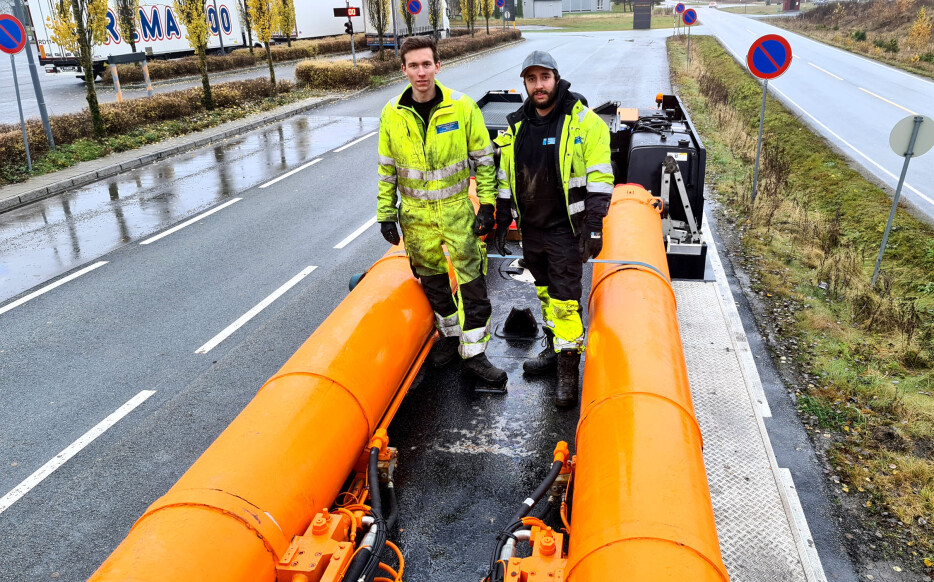 Det er god størrelse på hydraulikksylindrene på Liebherr LTM 1750. Johan (t.v.) og Mattis poserer for å vise hvor store sylindrene faktisk er.