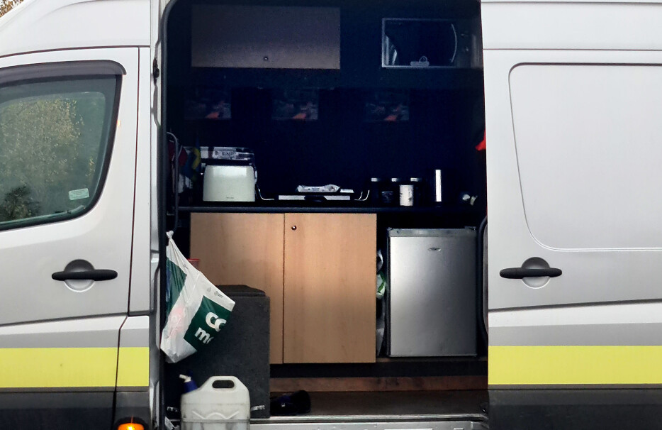 Bortsett fra glippen med overvekten på den største mobilkrana, virket det som det meste var på stell i det skotske selskapet. I «lunsjvogna» deres var det særdeles ryddig.