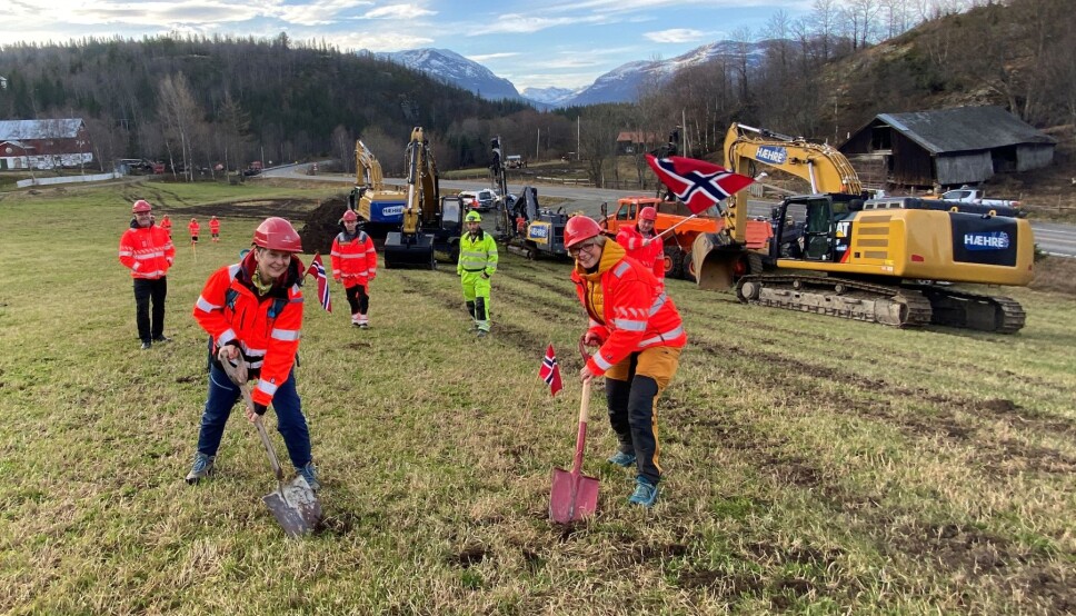 Bjørg Olimb (t.v.) og Tone Lajord i aksjonsgruppa for ny vei ved Kvamskleiva, fikk æren av å ta de første spadetakene på prosjektet 9. november 2020.