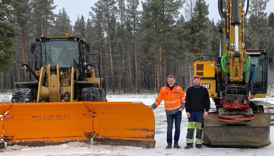 Daglig leder Trond Bjørkeng (t.v.) og maskinfører Tomas Rostad i Bjørkeng Anleggsdrift ved de ombygde maskinene.
