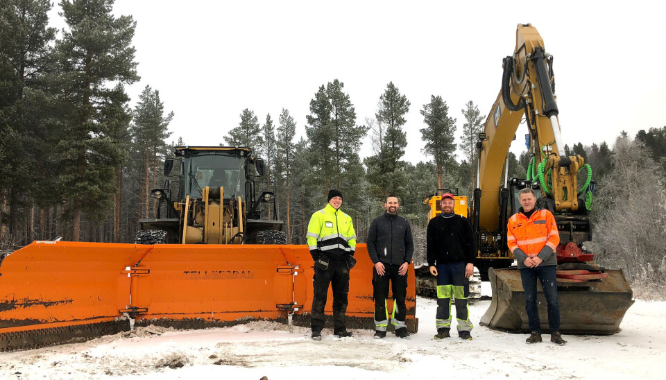 På bildet fra venstre: Bjørn Staabo Eeg og Håkon Lonkemoen fra Pon Equipments produktutviklingsavdeling, og Tomas Rostad og Trond Bjørkeng i Bjørkeng Anleggsdrift.