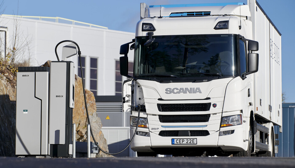 Her er en Scania 25P til lading ved en EVBox. Her er en Scania 25P til lading ved en EVBox.