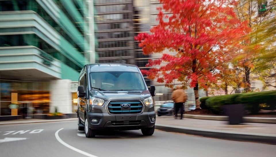Bildet er av den amerikanske versjonen av den elektriske Ford Transit-en. Den kan muligens få et litt annet utseende i Europa.