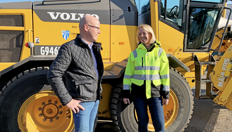 Når snøen laver ned, har Tønsberg kommune til enhver tid full oversikt over alle bryteenhetene som er ute og hvilke kommunale veier som brytes takket være digitale sensorer. Det har revolusjonert bryteeffektiviteten. Eirunn Haugstad fra Tønsberg kommune og Morgan Kittilsen fra GSGroup samarbeider om denne effektive snøryddingen.