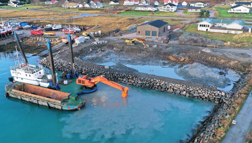 Arbeidet i Reipå havn er startet og skal pågå i to måneder.