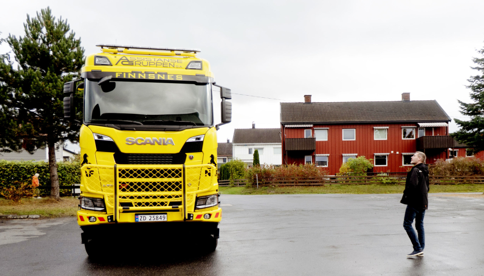 Frank Sebulonsen måtte gå en lang og sakte runde rundt den nye bergingsbilen sin. Dette er den første Scania 650 S XT-en med 8x8 i verden.